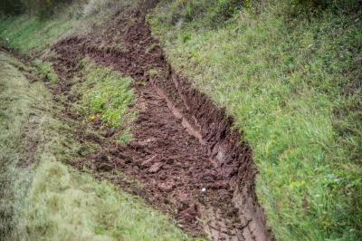 Uhingen: LKW kippt auf die B10 und sorgt fuer Verkehrschaos